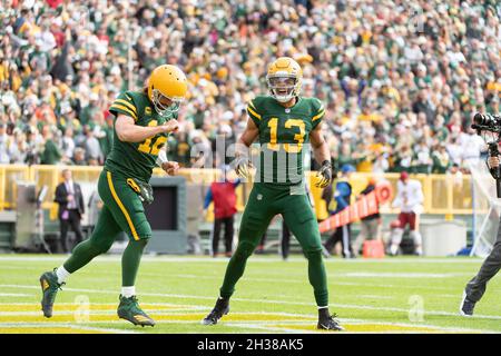 Green Bay, Wisconsin, USA. 02nd Jan, 2022. Green Bay Packers quarterback  Aaron Rodgers #12 congratulates Green Bay Packers wide receiver Allen  Lazard #13 on a touchdown during NFL football game between the