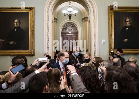 Washington, United States. 26th Oct, 2021. Senator Ron Wyden, D-OR, speaks to reporters following a weekly Democratic caucus luncheon at the US Capitol in Washington, DC on Tuesday October 26, 2021. Photo by Sarah Silbiger/UPI Credit: UPI/Alamy Live News Stock Photo