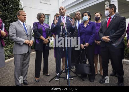 Washington, United States. 26th Oct, 2021. Democratic Congressman from California Hakeem Jeffries (C), surrounded by other Democratic lawmakers, speaks outside the White House after speaking with President Biden on his multi-trillion US dollar domestic policy and climate package in Washington, DC, USA, 26 October 2021. Credit: UPI/Alamy Live News Stock Photo