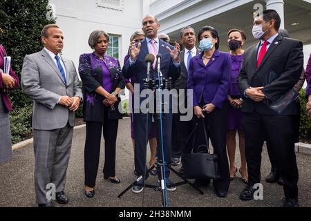 United States Representative Hakeem Jeffries (Democrat of New York), center, surrounded by other Democratic lawmakers, speaks outside the White House after speaking with President Biden on his multi-trillion US dollar domestic policy and climate package in Washington, DC, USA, 26 October 2021.Credit: Jim LoScalzo/Pool via CNP /MediaPunch Stock Photo