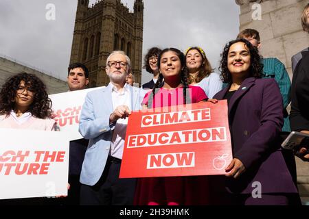 EDITORIAL USE ONLY Nadia Whittome, the youngest sitting MP and Jeremy Corbyn MP join students aged 13-18 from the Teach The Future campaign on College Green, Westminster, London, on the day that the UK parliament will hold its first-ever debate on climate education ahead of the UN Climate Summit COP26. Picture date: Wednesday October 27, 2021. Stock Photo