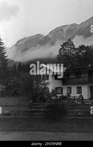 Haus an der Deutschen Alpenstraße in den Bayerischen Alpen, Deutschland 1930er Jahre. House near Deutsche Alpenstrasse mountain road at Bavaria, Germany 1930s. Stock Photo