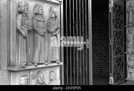 Spaziergang urch Cottbus, Deutschland 1930er Jahre. Taking a walk through the city of Cottbus, Germany 1930s. Stock Photo