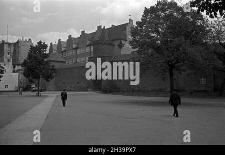 Spaziergang urch Cottbus, hier die alte Stadtbefestigung, Deutschland 1930er Jahre. Taking a walk through the city of Cottbus, Germany 1930s. Stock Photo