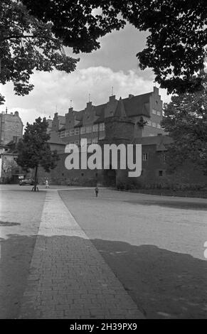 Spaziergang urch Cottbus, hier die alte Stadtbefestigung, Deutschland 1930er Jahre. Taking a walk through the city of Cottbus, Germany 1930s. Stock Photo