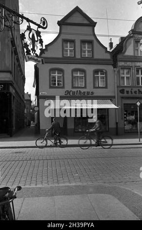 Spaziergang urch Cottbus, Deutschland 1930er Jahre. Taking a walk through the city of Cottbus, Germany 1930s. Stock Photo