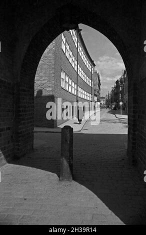 Spaziergang urch Cottbus,  Deutschland 1930er Jahre. Taking a walk through the city of Cottbus, Germany 1930s. Stock Photo