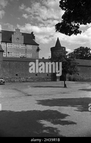 Spaziergang urch Cottbus,  Deutschland 1930er Jahre. Taking a walk through the city of Cottbus, Germany 1930s. Stock Photo