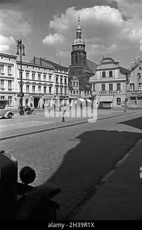 Spaziergang urch Cottbus,  Deutschland 1930er Jahre. Taking a walk through the city of Cottbus, Germany 1930s. Stock Photo