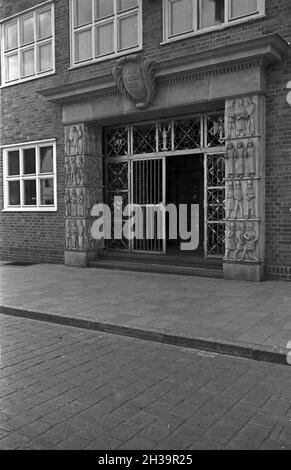 Spaziergang urch Cottbus,  Deutschland 1930er Jahre. Taking a walk through the city of Cottbus, Germany 1930s. Stock Photo