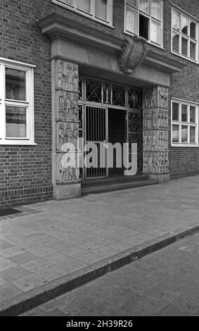 Spaziergang urch Cottbus,  Deutschland 1930er Jahre. Taking a walk through the city of Cottbus, Germany 1930s. Stock Photo