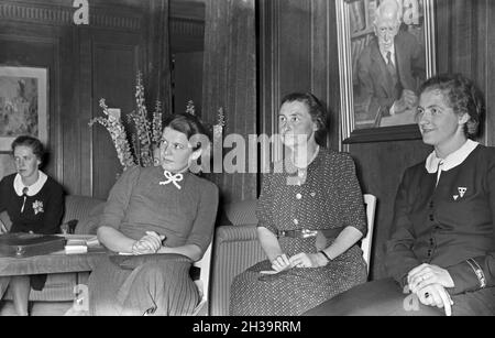 Empfang bei der Reichsfrauenführerin Gertrud Scholtz Klink, Deutschland 1940er Jahre. An evening event at the house of Reichsfrauenfuehrerin Gertrud Scholtz Klink, Germany 1940s. Stock Photo