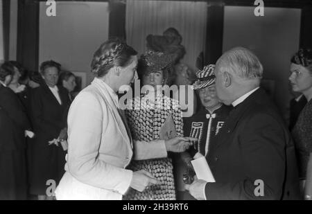 Empfang bei der Reichsfrauenführerin Gertrud Scholtz Klink (links), Deutschland 1940er Jahre. An evening event at the house of Reichsfrauenfuehrerin Gertrud Scholtz Klink (left), Germany 1940s. Stock Photo