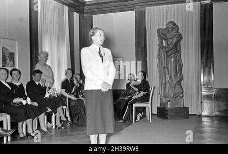 Reichsfrauenführerin Gertrud Scholtz Klink, Deutschland 1940er Jahre. Reichsfrauenfuehrerin Gertrud Scholtz Klink, Germany 1940s. Stock Photo