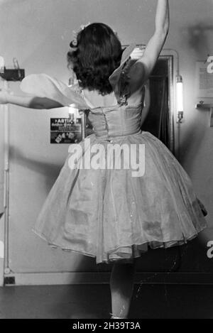 Tänzerin in der Umkleidekabine im Opernhaus in Rom; Italien 1940er Jahre. Dancer in the changing room in the opera in Rome; Italy 1940s. Stock Photo