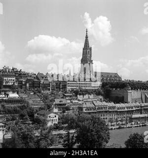 Blick auf das Münster in Bern, Schweiz 1950er Jahre. View to the cathedral at Bern, Switzerland 1950s. Stock Photo