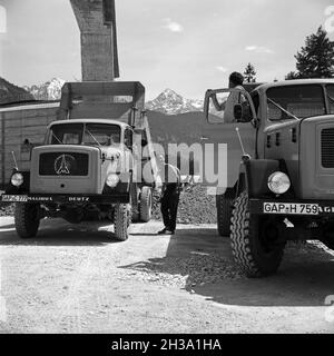 Das tägliche Wirken auf einer Baustelle, Deutschland 1950er Jahre. Daily work in a construction area, Germany 1950s. Stock Photo