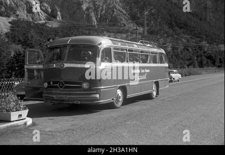 Ein Mercedes Reisebus O 321 H auf Reisen, Deutschland 1950er Jahre. A Mercedes coach O 321 H on tour, Germany 1950s.