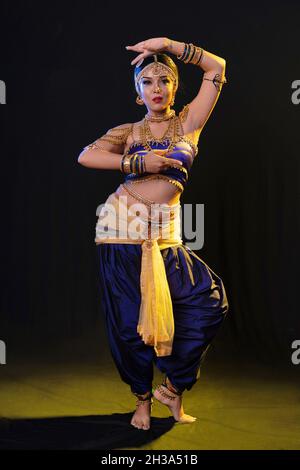 Bharatanatyam Portrait | Bharatanatyam poses, Indian dance costumes, Dance  photography poses