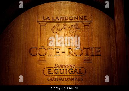 FRANCE. RHONE (69) CONDRIEU. CHATEAU D'AMPUIS. THE GUIGAL ESTATE OWNS SOME OF THE FAMOUS PARCELS PRODUCING AMONGST OTHER WINES THE  LA DORIANE AND FAM Stock Photo