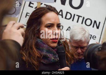 London, UK. 27th October 2021. Julian Assange's partner Stella Moris speaks to the press outside the Royal Courts of Justice ahead of the hearing. The US government is appealing against the decision not to extradite the WikiLeaks founder. Credit: Vuk Valcic / Alamy Live News Stock Photo