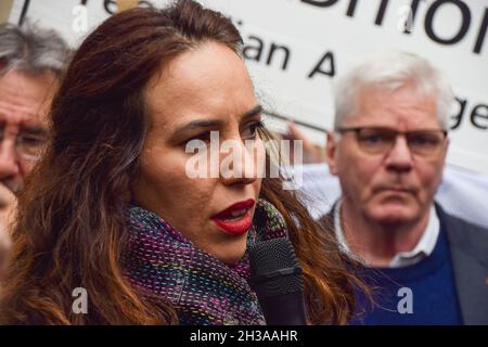 London, UK. 27th October 2021. Julian Assange's partner Stella Moris speaks to the press outside the Royal Courts of Justice ahead of the hearing. The US government is appealing against the decision not to extradite the WikiLeaks founder. Credit: Vuk Valcic / Alamy Live News Stock Photo