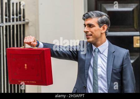London, UK. 27th Oct, 2021. Rishi Sunak, Chancellor of the Exchequer, leaves No 11 Downing Street and heads to Parliament to give his Budget. Credit: Guy Bell/Alamy Live News Stock Photo