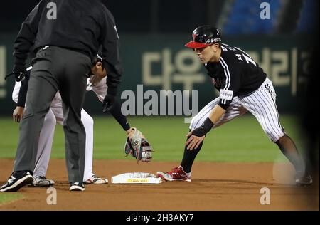 27th Oct, 2021. LG Twins' Lim Jun-hyung Lim Jun-hyung of the LG