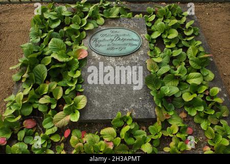 Grave of Russian prince Pyotr Mikhailovich Argutinsky-Dologorukov at the Russian cemetery next to Alexander Nevsky Memorial Church (Alexander-Newski-Gedächtniskirche) on Kapellenberg Hill near the Russian Colony Alexandrowka (Russische Kolonie Alexandrowka) in Potsdam, Germany. Prince Peter Mikhailovich Argutinsky-Dologorukov (1850-1911) was a professor of the Kazan University. Stock Photo