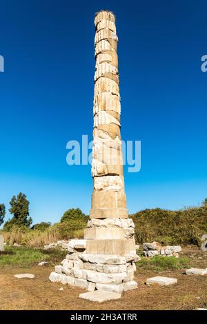 The solitary reconstructed pillar of the Temple of Artemis site in Selcuk, Turkey. The pillar is all that remains of the massive temple, one of the Se Stock Photo