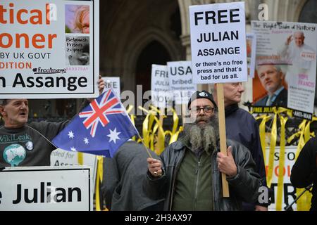 London, UK. 27th Oct 2021. Protest outside the royal courts of justice during the first hearing in the Julian Assange extradition appeal. Credit: Thomas Krych/Alamy Live News Stock Photo