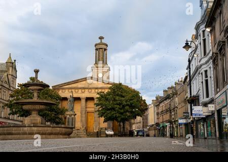 Street scene with sculpture on the Plainstones. High Street, Royal Burgh of Elgin, Moray, Scotland, UK, Britain Stock Photo