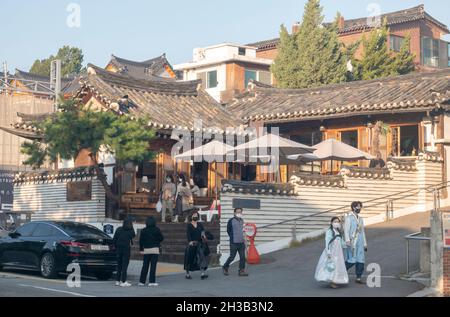 Bukchon Hanok Village, Oct 24, 2021 : A Korean traditional Hanbok ...