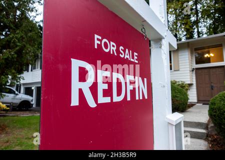 SEATTLE, USA - CIRCA OTTOBRE 2021:  Warehouse offre grandi offerte  sulla qualità usato pre-posseduto o open box prodotti Foto stock - Alamy