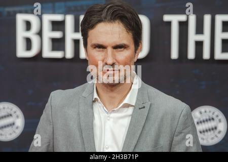 Simon Verhoeven (Regisseur) auf dem roten Teppich. Am 25.10.2021 fand die Premierenfeier zur Amazon Original Doku FC Bayern- Behind the legend im Arri Kino in München * Simon Verhoeven (director) on the red carpet. On 25.10.2021 the premiere of the Amazon Original documentary FC Bayern- Behind the legend took place in the Arri cinema in Munich. (Photo by Alexander Pohl/Sipa USA) Credit: Sipa USA/Alamy Live News Stock Photo