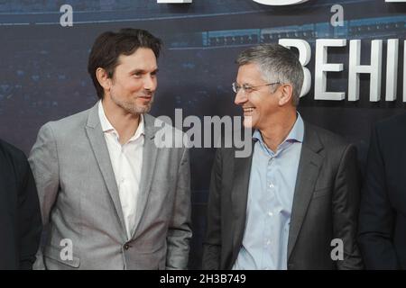 Simon Verhoeven (Regisseur) und FC Bayern President Herbert Hainer auf dem roten Teppich. Am 25.10.2021 fand die Premierenfeier zur Amazon Original Doku FC Bayern- Behind the legend im Arri Kino in München * Simon Verhoeven (director) and FC Bayern President Herbert Hainer on the red carpet. On 25.10.2021 the premiere of the Amazon Original documentary FC Bayern- Behind the legend took place in the Arri cinema in Munich. (Photo by Alexander Pohl/Sipa USA) Credit: Sipa USA/Alamy Live News Stock Photo