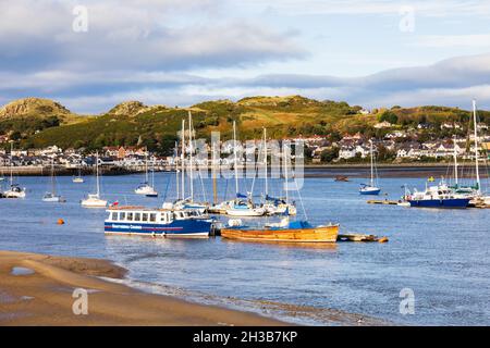 Small boats anchored in the River Conwy estuary, Conwy, Glwyd,  Wales. Stock Photo