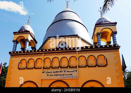 Kahartoum, Sudan, ca. 5. Februar 2019: House of Kalifa, Bait al-halifa, Yellow mausoleum with light blue dome of Muhammad Ahmad bin Abd Allah known as Stock Photo