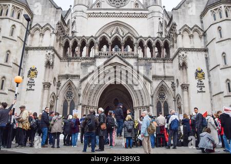 London, UK. 27th Oct, 2021. Protesters and members of the media are seen during the Julian Assange hearing, outside the Royal Courts Of Justice.Protesters gathered in support of Julian Assange as the US government appealed against the decision not to extradite the WikiLeaks founder. Credit: SOPA Images Limited/Alamy Live News Stock Photo