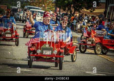 2019 08 31 Tahlequah USA Bedouin Shriners Fire Brigade - old men in mini firetrucks with American flags in Main Street Parade Stock Photo