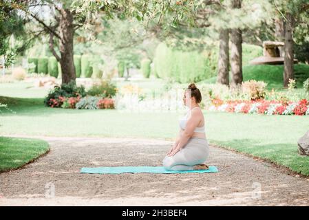 Fat nude woman kneeling Stock Photo - Alamy