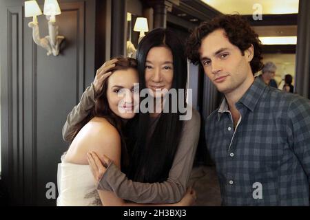 New York NY USA. Penn Badgley Leighton Meester and Vera Wang on the set of the CW TV show Gossip Girl season 5. Ref LMK106 33830 150212 Supplied by LMKMEDIA. Editorial Only. Landmark Media