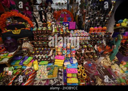 October 26, 2021: Vendors in the market of the city of Xalapa prepare the sale of the traditional marigold flowers, sweets and skulls made of chocolate for the preparation of the altars of the dead. This tradition is celebrated in Mexico and some countries of Centroamerica from October 28 to November 2. (Credit Image: © Hector Adolfo Quintanar Perez/ZUMA Press Wire) Stock Photo