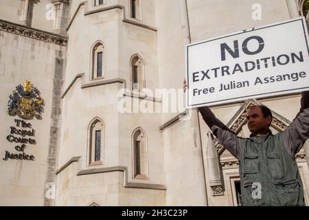 London, UK. 27th Oct, 2021. A protester holds a placard saying 'No Extradition Free Julian Assange'' during the demonstration.Protesters in support of Julian Assange gathered outside The Royal Courts of Justice as the US government appeal against the decision not to extradite the WikiLeaks founder. Credit: SOPA Images Limited/Alamy Live News Stock Photo