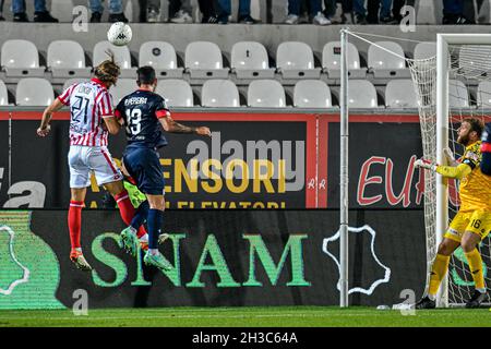 Vicenza, Italy. 27th Oct, 2021. header of Longo Samuele during LR Vicenza vs AC Monza, Italian Football Championship League BKT in Vicenza, Italy, October 27 2021 Credit: Independent Photo Agency/Alamy Live News Stock Photo