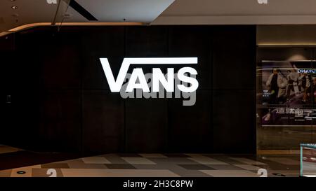 ZHENGZHOU CHINA Sep 29 2021 An illuminated Vans logo on a store in a large mall in Zhengzhou China LILANZ Stock Photo Alamy