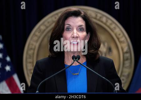 New York, USA. 27th Oct, 2021. New York State Governor Kathy Hochul announces 23 new “#VaxToSchool” pop-up vaccination sites to increase vaccination rates among school aged children on October 27, 2021 in New York City, USA. Since the launch of the “#VaxToSchool” program, so far 114 sites have been set up.(Photo by John Lamparski/Sipa USA) Credit: Sipa USA/Alamy Live News Stock Photo