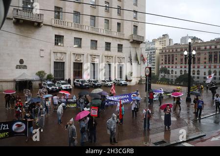 Sao Paulo, Sao Paulo, Brasil. 27th Oct, 2021. (INT) Municipal civil servants again protest in front of the Sao Paulo City Council. October 27, 2021, Sao Paulo, Brazil: Municipal servants again protest to pressure councilors and reverse the Sampaprev 2 package, in front of the City Council of Sao Paulo, on Wednesday (27). Chamber approved in plenary readjustment for positions of trust, and text must become law. (Credit Image: © Leco Viana/TheNEWS2 via ZUMA Press Wire) Stock Photo