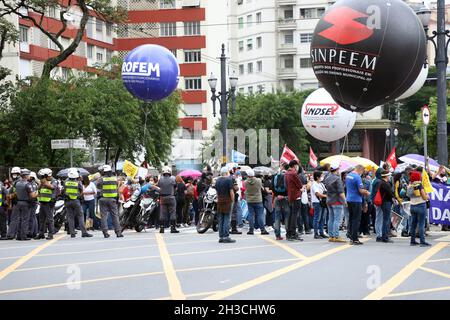 Sao Paulo, Sao Paulo, Brasil. 27th Oct, 2021. (INT) Municipal civil servants again protest in front of the Sao Paulo City Council. October 27, 2021, Sao Paulo, Brazil: Municipal servants again protest to pressure councilors and reverse the Sampaprev 2 package, in front of the City Council of Sao Paulo, on Wednesday (27). Chamber approved in plenary readjustment for positions of trust, and text must become law. (Credit Image: © Leco Viana/TheNEWS2 via ZUMA Press Wire) Stock Photo