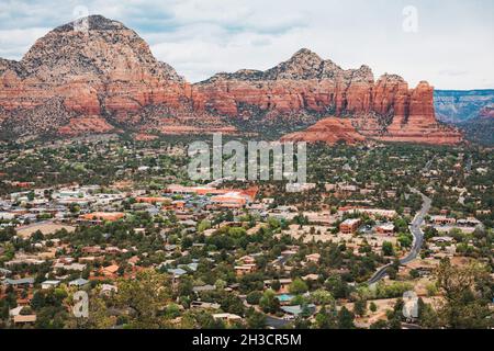 Views of the red rocks looming behind the city of Sedona, as seen from the nearby Airport Loop hiking trail Stock Photo